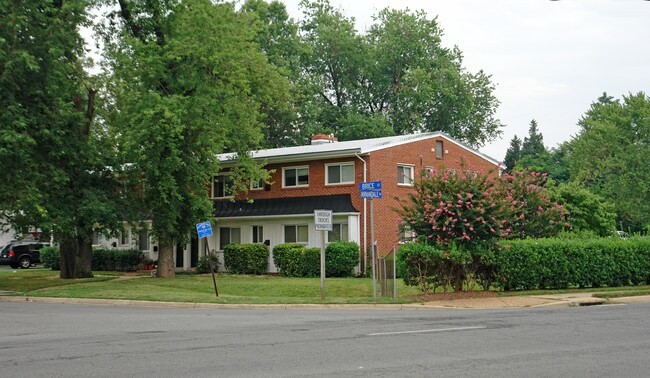 2761 Annandale Rd in Falls Church, VA - Building Photo - Building Photo