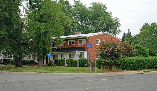 2761 Annandale Rd in Falls Church, VA - Foto de edificio - Building Photo