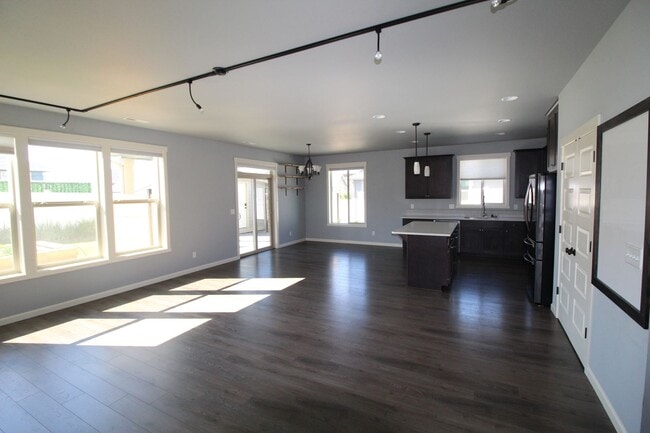 7020 Dorchuck Rd in Cheney, WA - Foto de edificio - Building Photo
