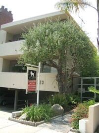 10323 Missouri Ave in Los Angeles, CA - Foto de edificio - Building Photo