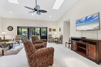 3946 Wilshire Cir E in Sarasota, FL - Building Photo - Building Photo