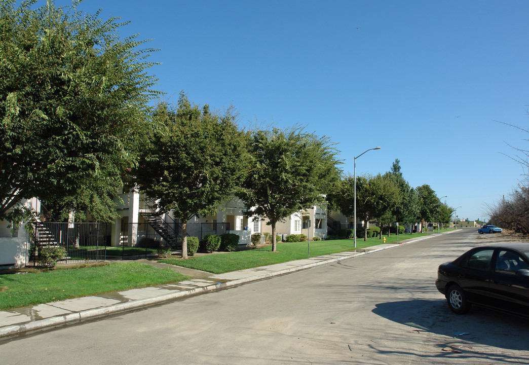 Salandini Villa Apartments in Parlier, CA - Building Photo