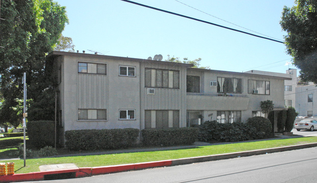 8664 Whitworth Dr in Los Angeles, CA - Building Photo