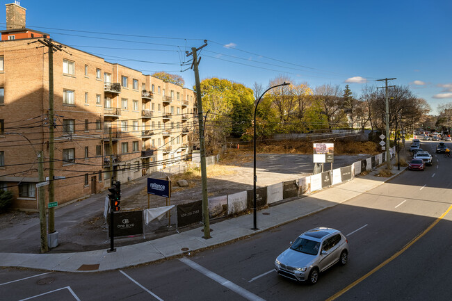 4825 De La Côte-Saint-Luc Ch in Montréal, QC - Building Photo - Building Photo