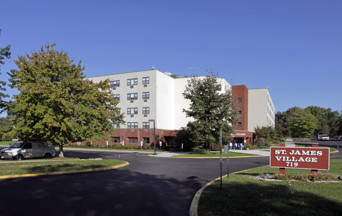 St. James Village in East Windsor, NJ - Foto de edificio