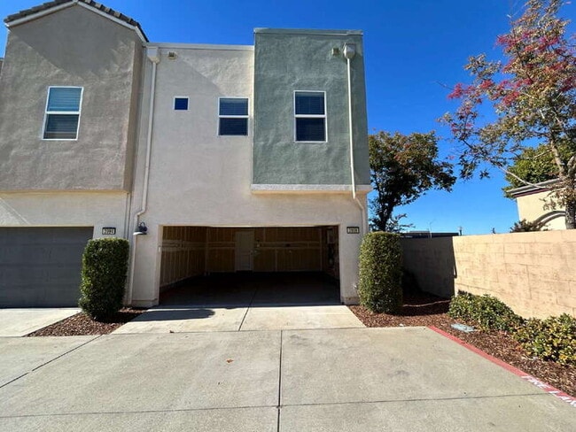 3998 E Commerce Way in Sacramento, CA - Building Photo - Building Photo