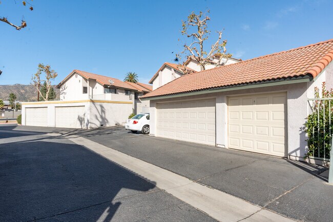 Mountain Vista Apartments in Azusa, CA - Foto de edificio - Building Photo