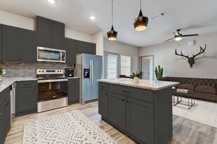 Live Oak in Cleburne, TX - Building Photo