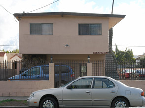 1136 Mariposa Ave in Los Angeles, CA - Building Photo - Building Photo