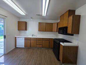 2211 W Sweet Ct in Visalia, CA - Building Photo - Building Photo