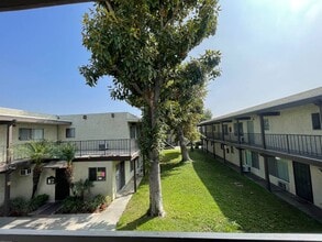 Villa Monterey Apartments in Baldwin Park, CA - Foto de edificio - Building Photo