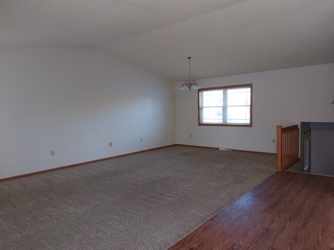 1215 W Wausau Ave, Unit Spacious remodeled duplex in Wausau, WI - Foto de edificio - Building Photo