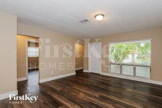 231 SW 71st Terrace in Pembroke Pines, FL - Foto de edificio - Building Photo