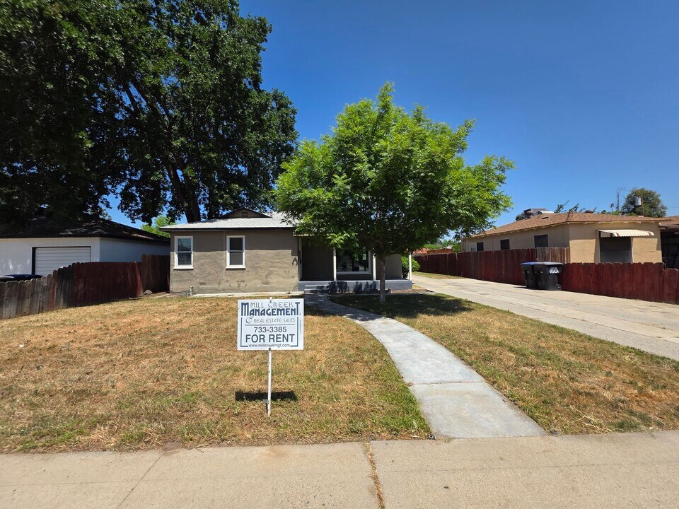 112 W Feemster Ave in Visalia, CA - Foto de edificio