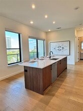 2620 Maple Ave in Dallas, TX - Building Photo - Building Photo