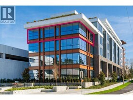 423 6th St in West Vancouver, BC - Building Photo