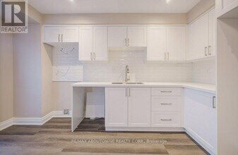 13 Normandy Pl in Oakville, ON - Building Photo - Building Photo