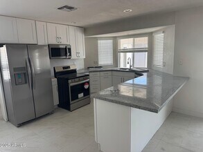 8837 W Highland Ave in Phoenix, AZ - Building Photo - Building Photo