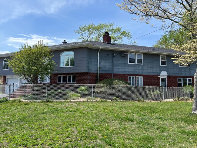 82 Yale Ave in Oakdale, NY - Building Photo - Building Photo