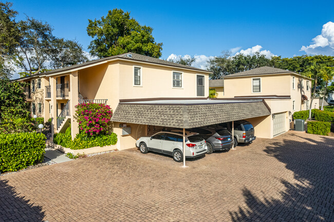 Oxford Court in Naples, FL - Foto de edificio - Building Photo