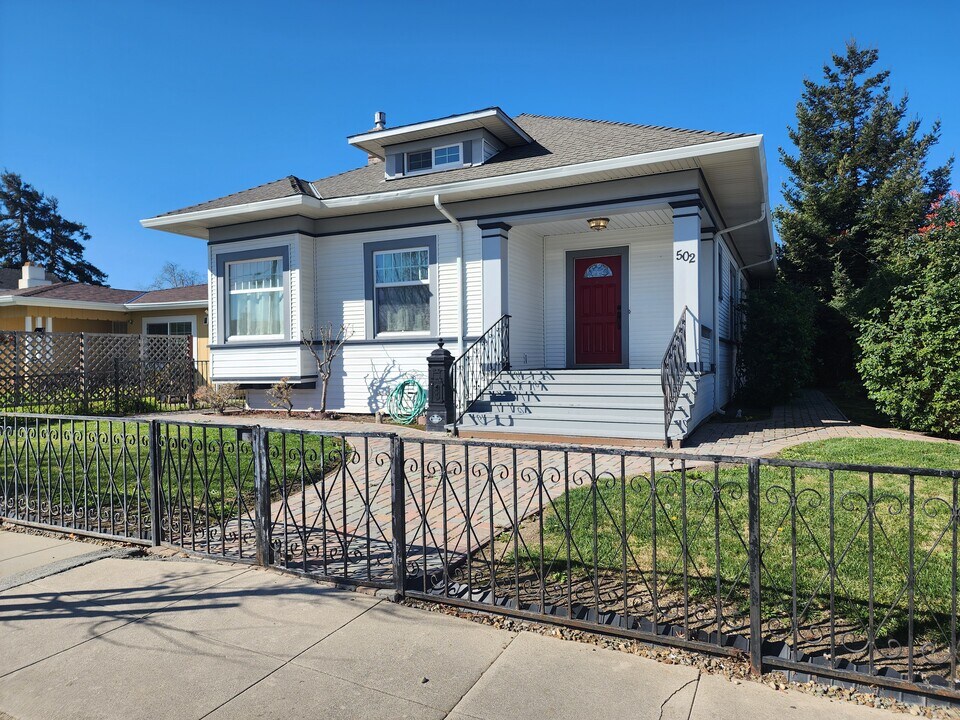 502 Capitol St in Salinas, CA - Foto de edificio