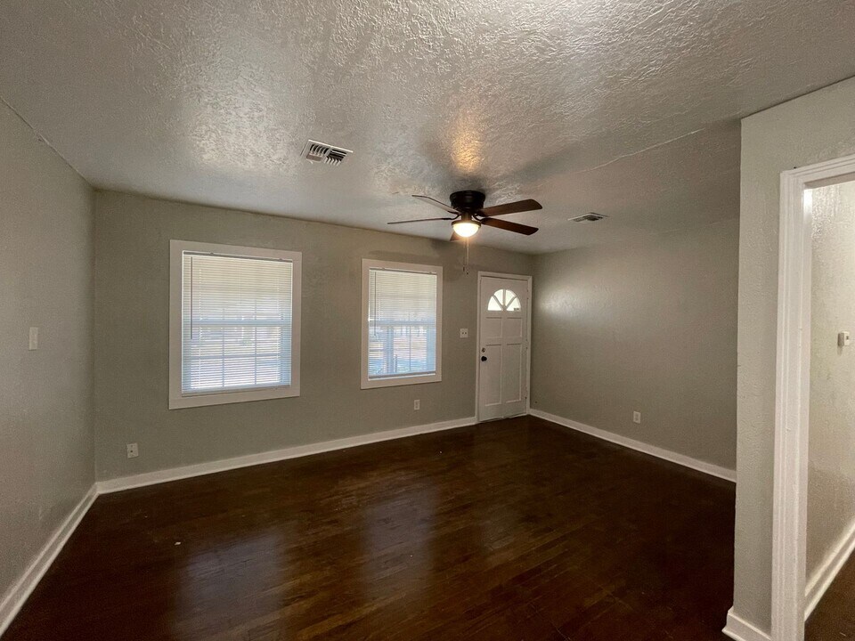 1304 NW 99th St in Oklahoma City, OK - Building Photo