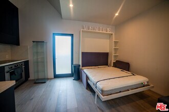 205 Venice Way in Los Angeles, CA - Building Photo - Building Photo