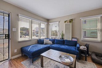 4274-4276 Gresham St in San Diego, CA - Building Photo - Interior Photo