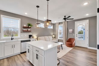 214 Great Loop E Dr in Ottawa, IL - Foto de edificio - Building Photo