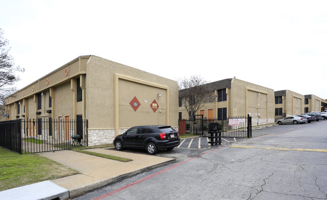 Vista Del Sol Apartments in Dallas, TX - Foto de edificio - Building Photo