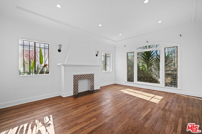 property at 2826 Somerset Dr