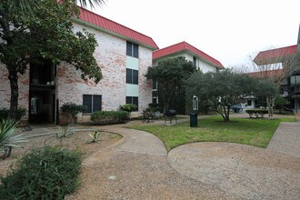 Su Casa in Austin, TX - Foto de edificio - Building Photo