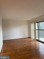 6998 Hanover Pkwy in Greenbelt, MD - Building Photo