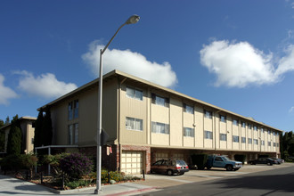 Royal Garden Apartments in San Mateo, CA - Foto de edificio - Building Photo