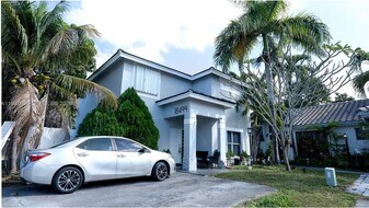 18499 NW 52nd Path in Miami Gardens, FL - Building Photo