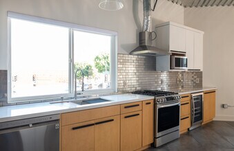 605 Lofts in San Pedro, CA - Building Photo - Building Photo