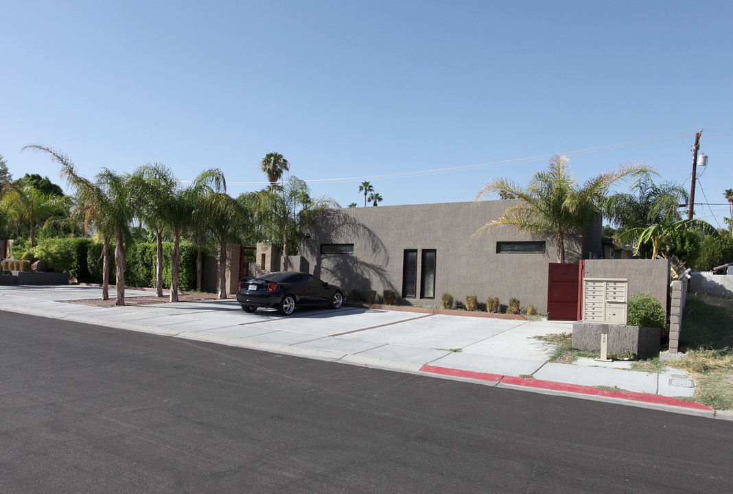 550 E Cottonwood Rd in Palm Springs, CA - Building Photo