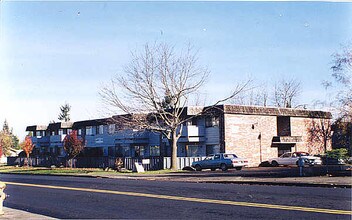 Kimberly Court in Portland, OR - Foto de edificio - Building Photo