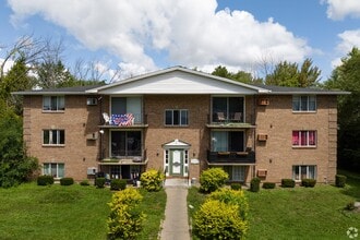 Washington Square Apartments in Hamburg, NY - Foto de edificio - Building Photo