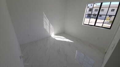 502 E 24th St, Unit B02 in Hialeah, FL - Foto de edificio - Building Photo