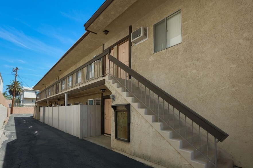 14817 Sylvan St in Los Angeles, CA - Building Photo