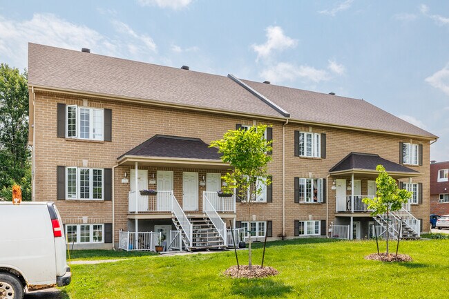 3900 Sainte-Rose Boul in Laval, QC - Building Photo - Building Photo