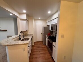 6911 Victoria Dr, Unit E in Alexandria, VA - Building Photo - Building Photo