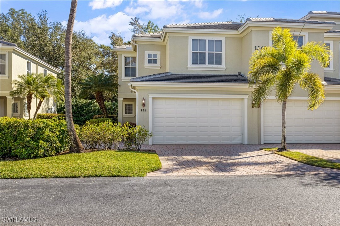 1365 Mariposa Cir in Naples, FL - Building Photo