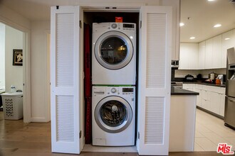 105 S Mariposa Ave in Los Angeles, CA - Building Photo - Building Photo