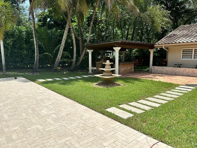 8755 SW 96th St in Miami, FL - Building Photo - Building Photo