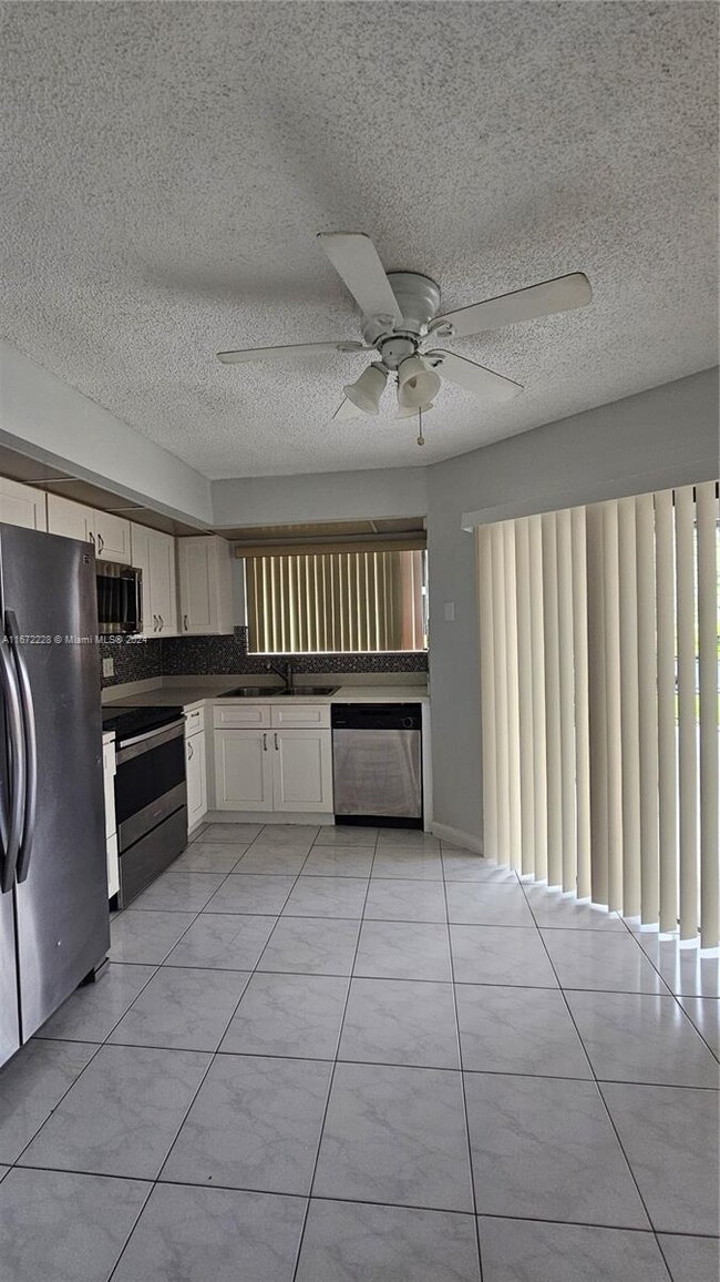 1021 SW 109th Ave in Pembroke Pines, FL - Foto de edificio - Building Photo