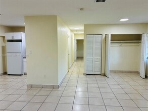 275 NW 190th St in Miami, FL - Building Photo - Building Photo