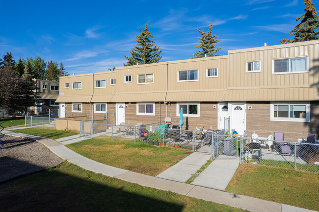 115 Oaktree Ln SW in Calgary, AB - Building Photo - Building Photo