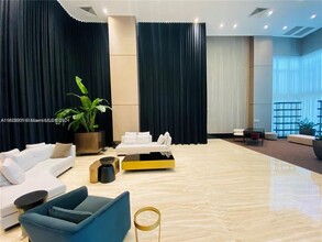 950 Brickell Bay Dr, Unit 3407 in Miami, FL - Building Photo - Building Photo